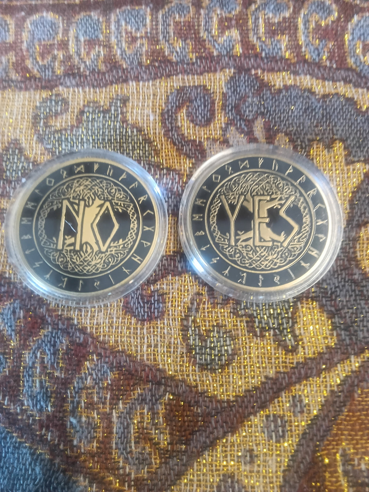 Yes/No Coins, Gold coloured